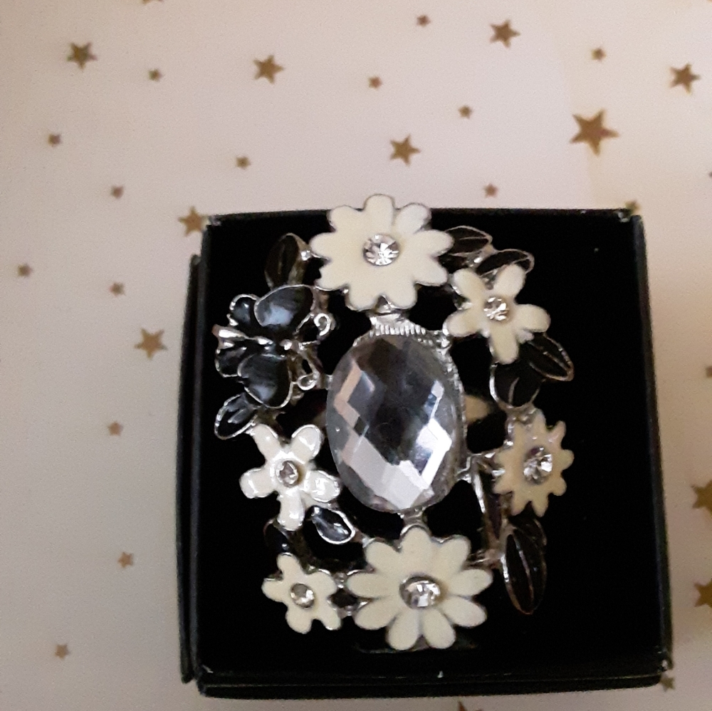 Flower Bling Ring - Picture 6 of 6